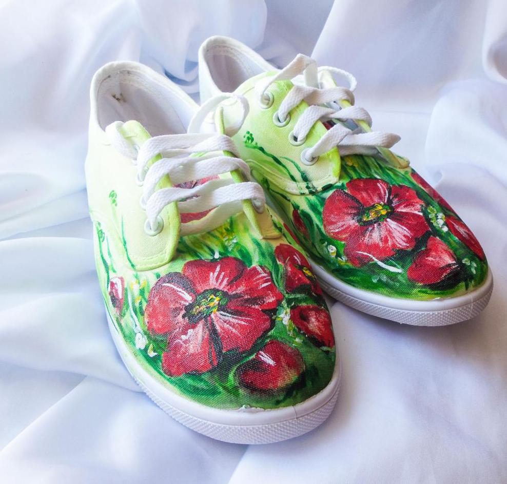 Turnschuhe mit Blumen