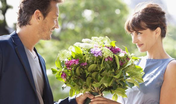 Mann schenkt schöne Blumen