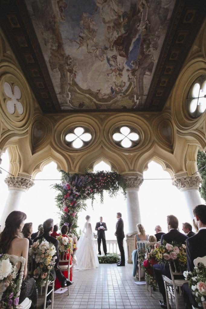 Als Priester zu handeln, der die Hochzeit durchführte - die Gedanken an eine wichtige Angelegenheit nicht loslassen.