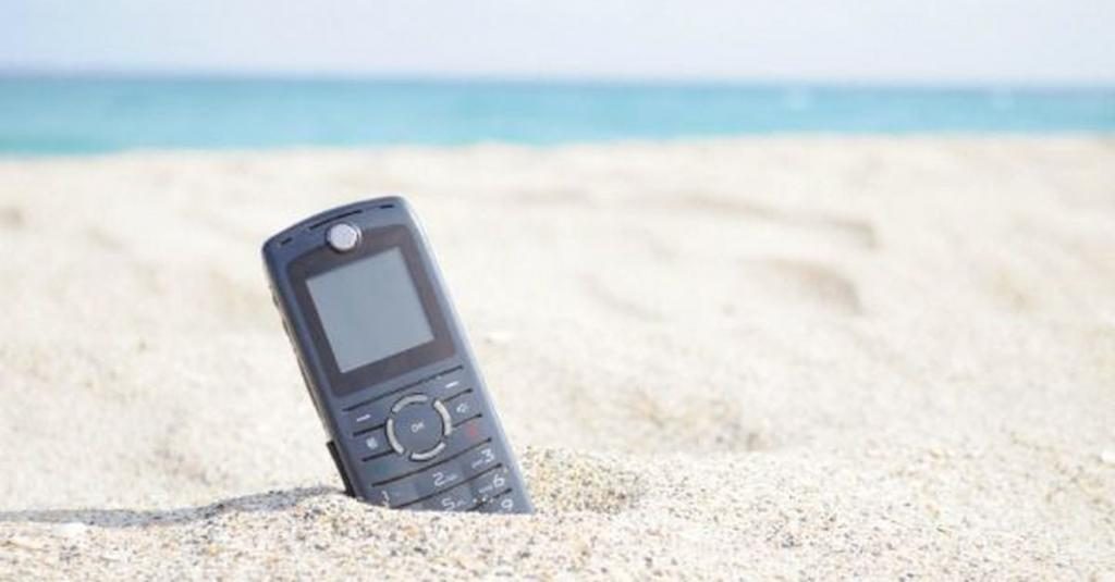 Vergessenes Telefon am Strand