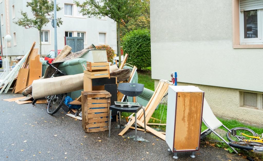 von alten Möbeln in einer Wohnung träumen