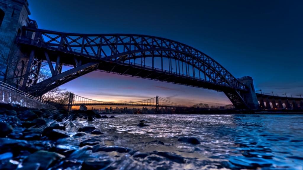 Traum von einer Brücke über einen Fluss