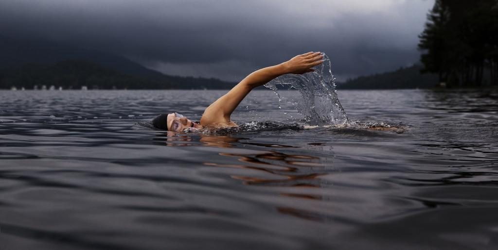 Mann schwimmt auf dem See