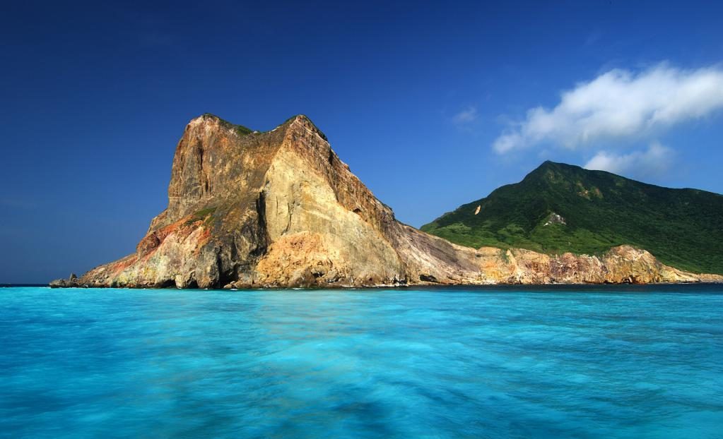 Das Meer am Fuße der Berge