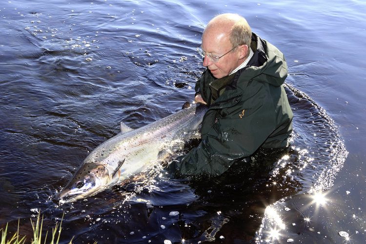 Ein Mann hält einen Fisch