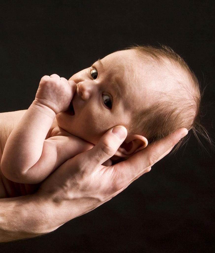 Traum vom Babysitten eines Kleinkindes