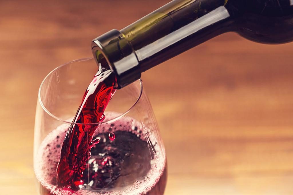 Trinken Rotwein zu einem Mädchen in einem Traum