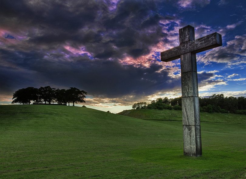 Hölzernes Kreuz auf dem Hügel