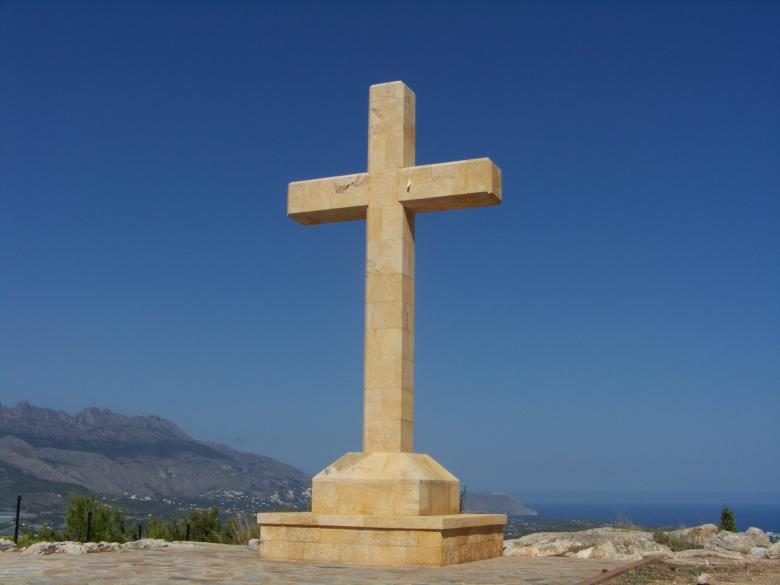 Ein großes Kreuz auf einem Berg