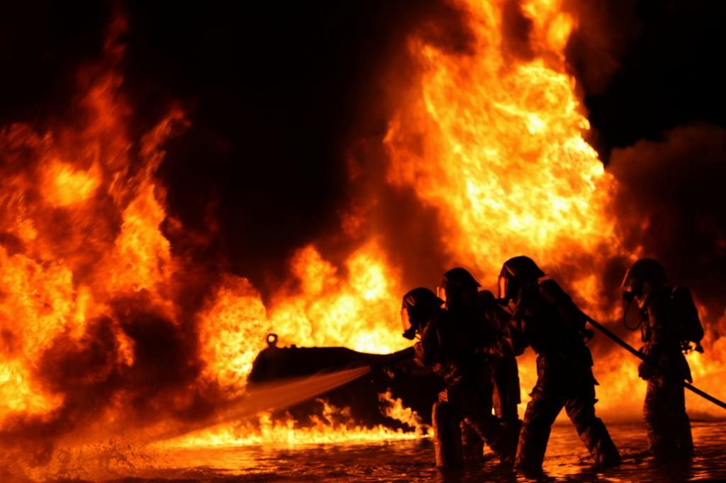 Feuer in der Nacht - Löschen eines brennenden Zuges