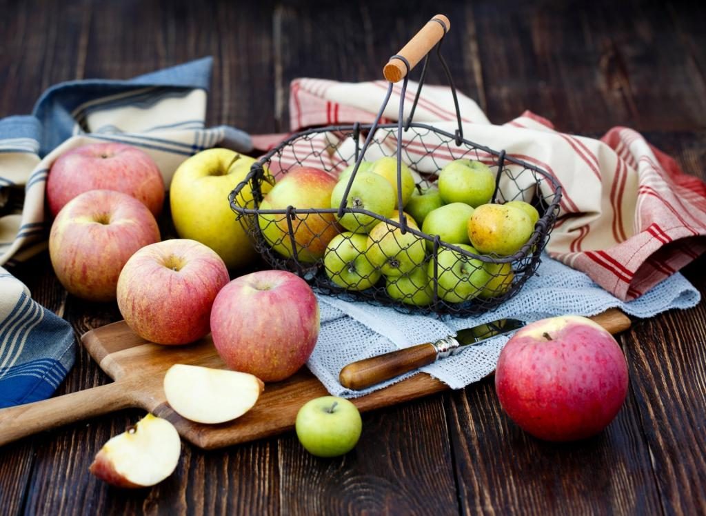 Äpfel in einem Netz zum Pflücken von Obst.