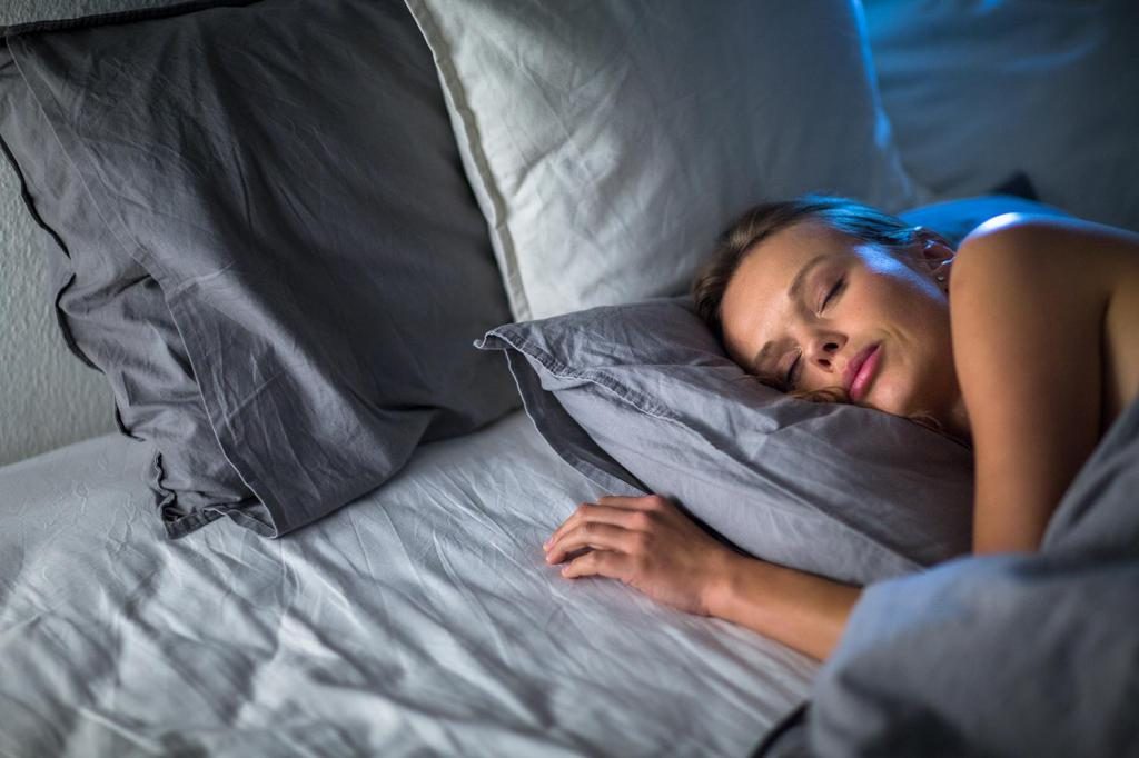 Schlafende Frau im Bett