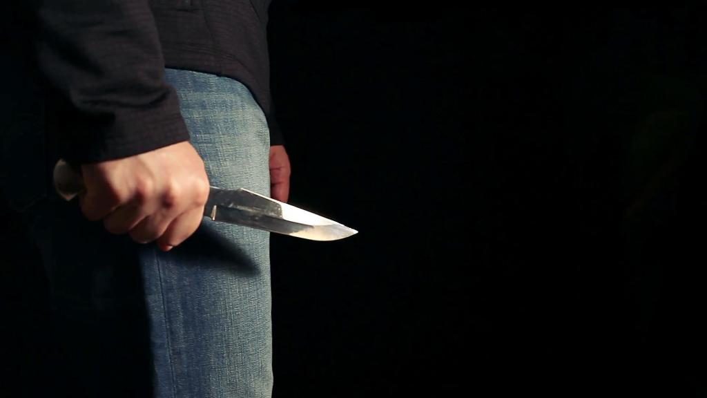 Im Traum mit einem Messer erstochen. Traum: Messer in der Hand, einen Mann mit einem Messer töten. Traumdeutung