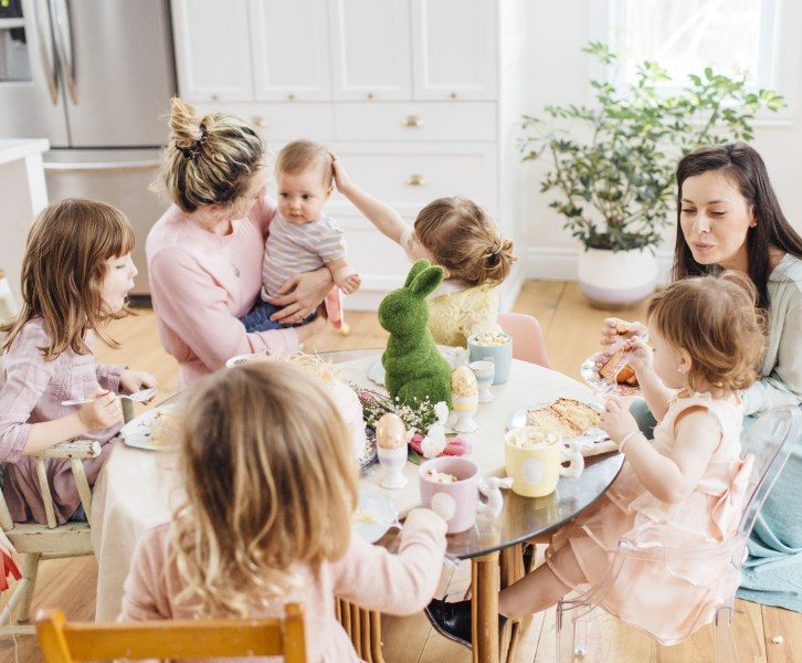 Kinder an der festlichen Tafel