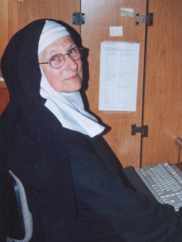 Nonne sitzend