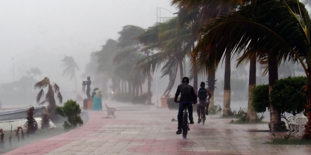 Menschen fahren mit dem Fahrrad in einem Regenschauer