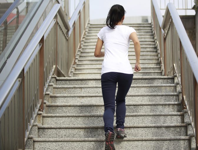 die treppe im eingang hinauflaufen