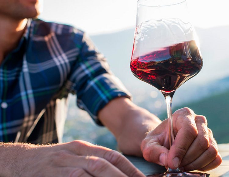 von Rotwein in einem Glas träumen