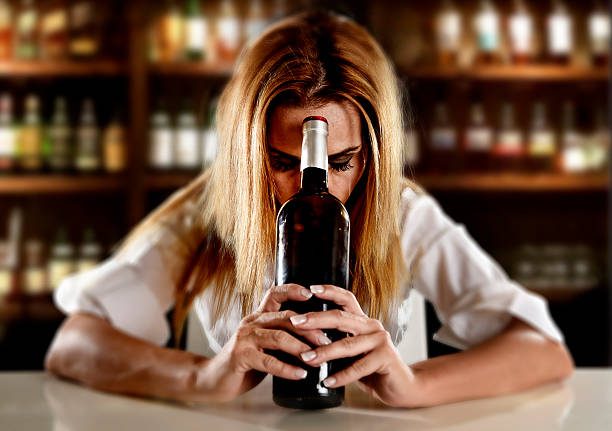 Eine Frau mit einer Flasche