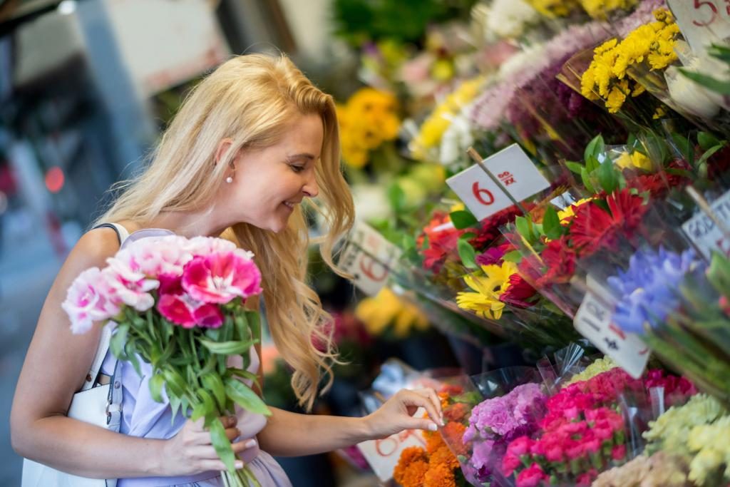 Mädchen wählt einen Blumenstrauß