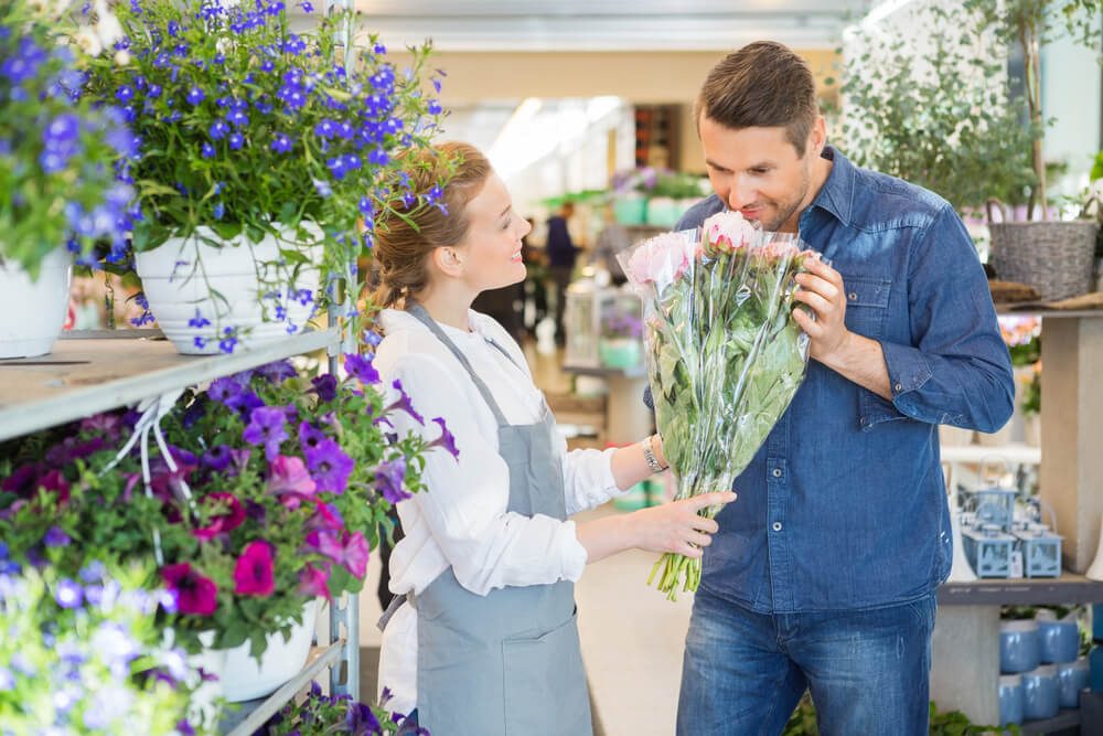 Mann kauft Blumen