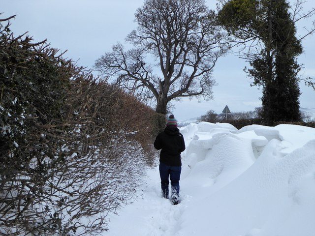 Ein Mann geht durch eine Schneeverwehung