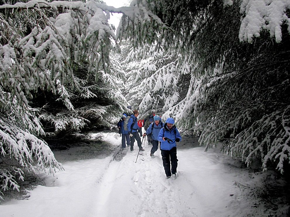 Menschen gehen durch Schneeverwehungen