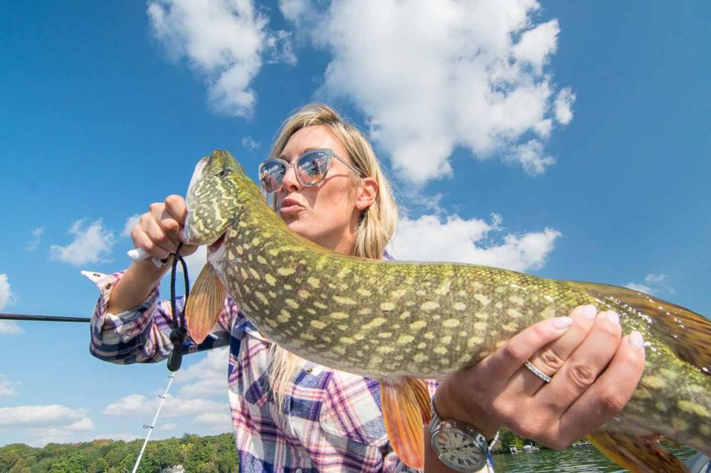 Frau mit einem großen Fisch in den Händen