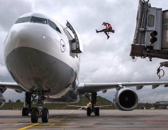 Ein Mann springt in das Flugzeug