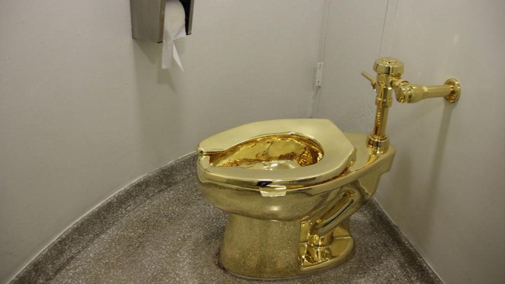 Goldene Toilettenschüssel