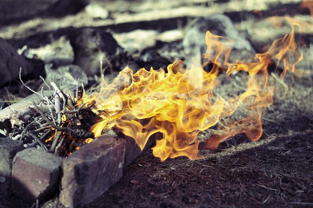 Ein Lagerfeuer aus Zweigen