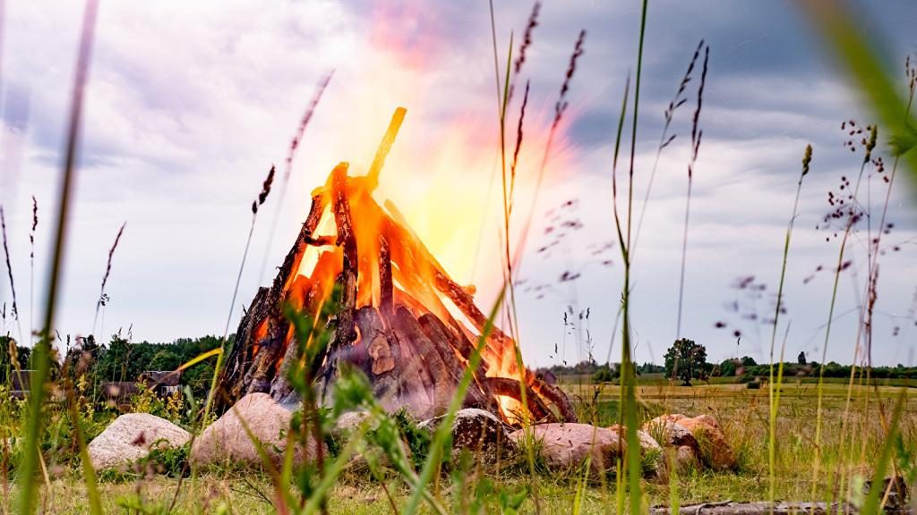 Ein großes Lagerfeuer in der Steppe