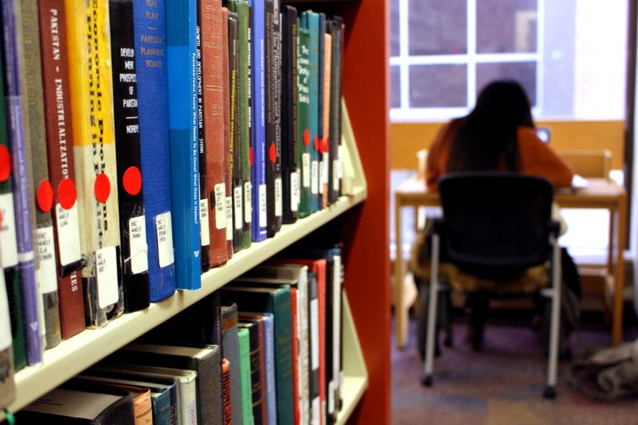 Bücher in den Regalen in der Bibliothek