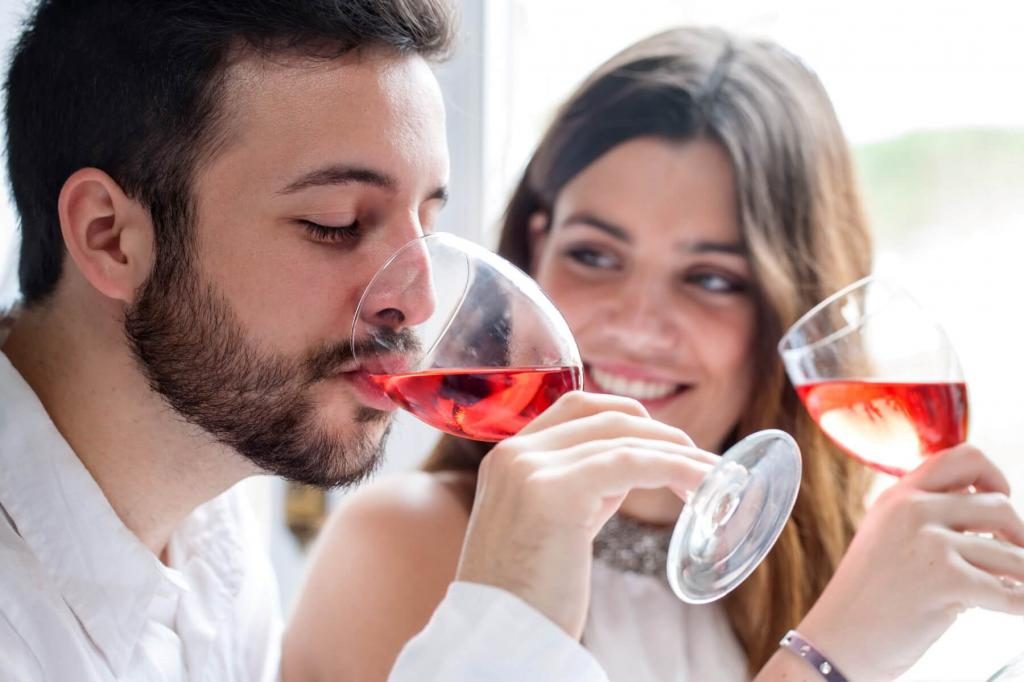 ein Mann und eine Frau trinken Wein aus einer Flöte