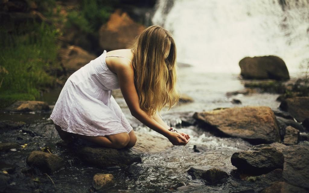 Mädchen am Wasser