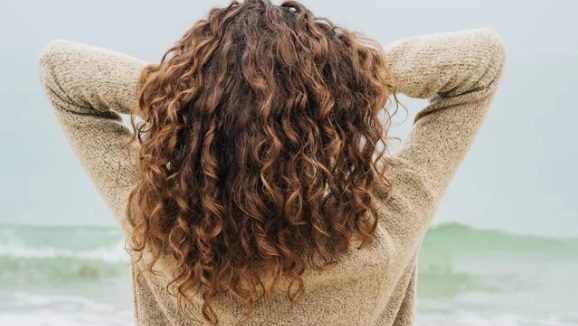 Traum lange Haare auf dem Körper