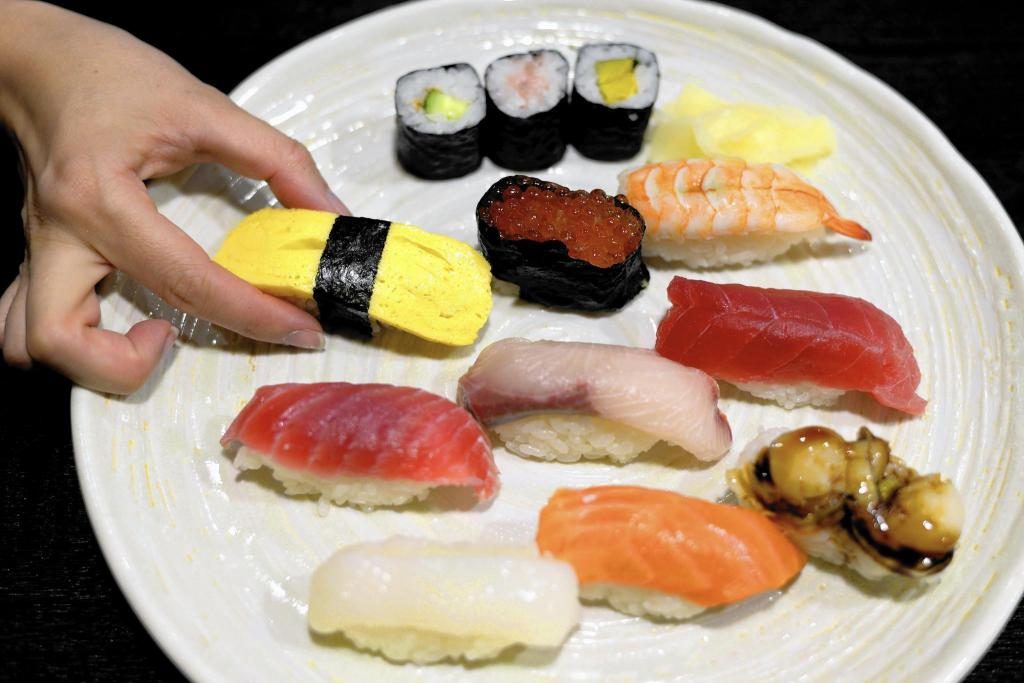 Sushi, mit den eigenen Händen zubereitet