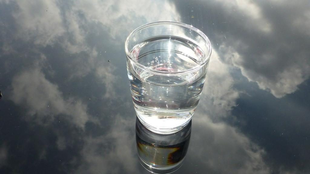 Glas Wasser in den Wolken