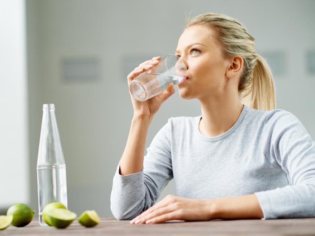 Mädchen trinkt Wasser