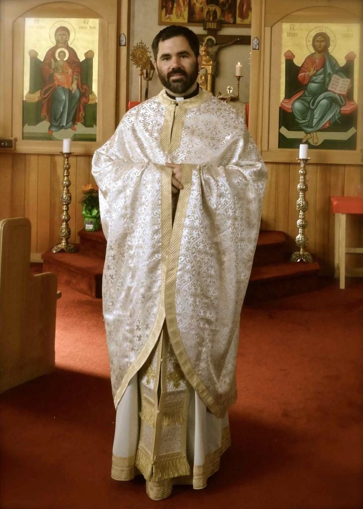 Priester im Kirchensaal