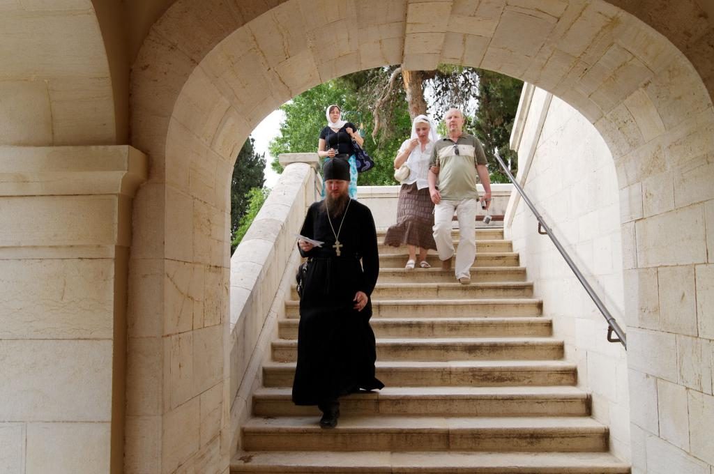 Ein Priester in schwarzem Gewand