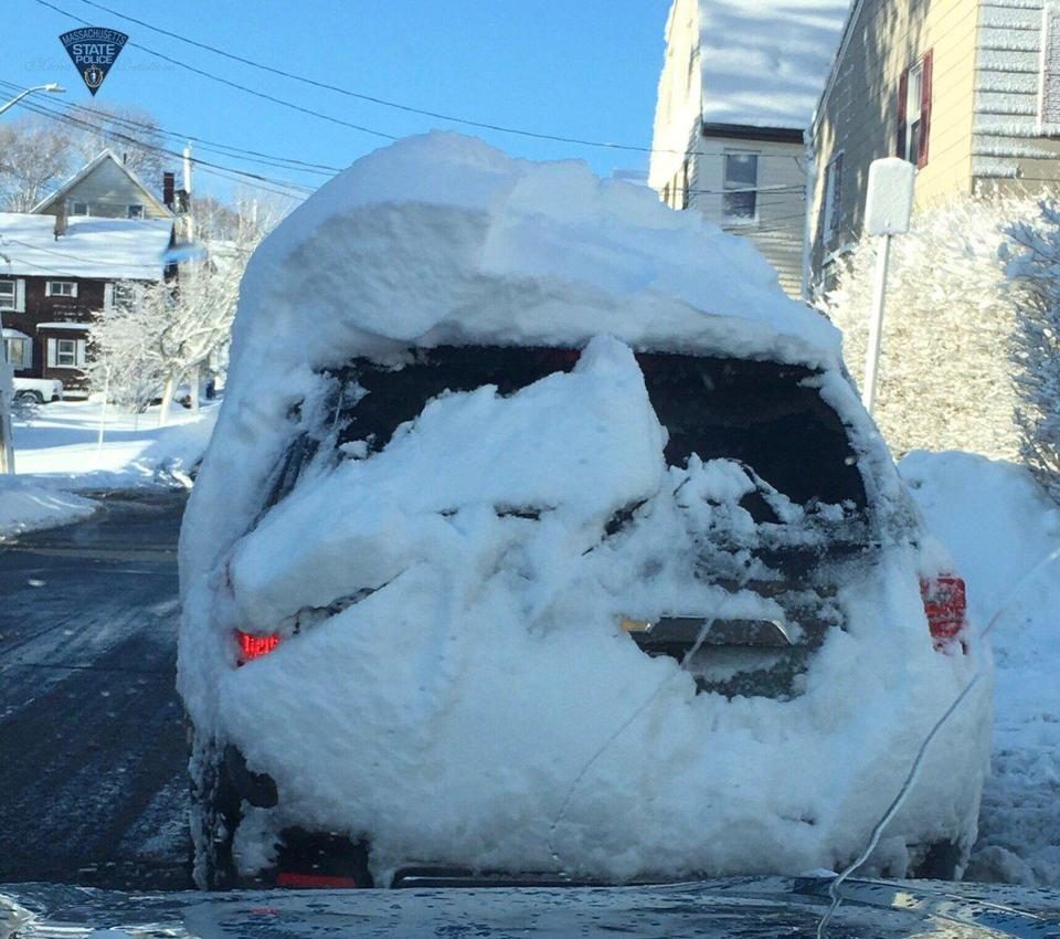 Schnee aus einem Auto zu schaufeln