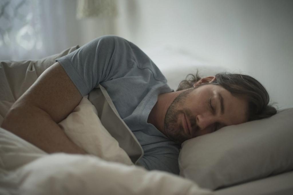 Ein Mann schläft in seinem Bett.