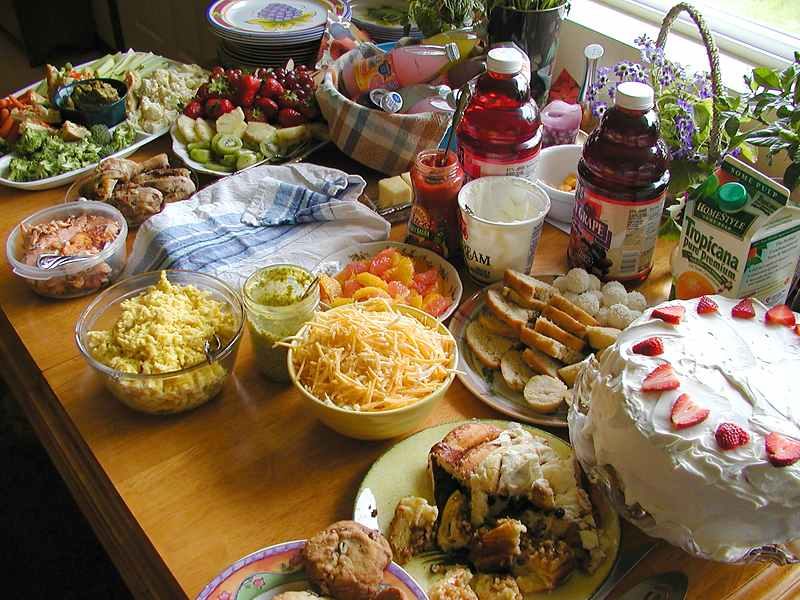 träumen Sie von einem reich gedeckten Tisch voller Essen