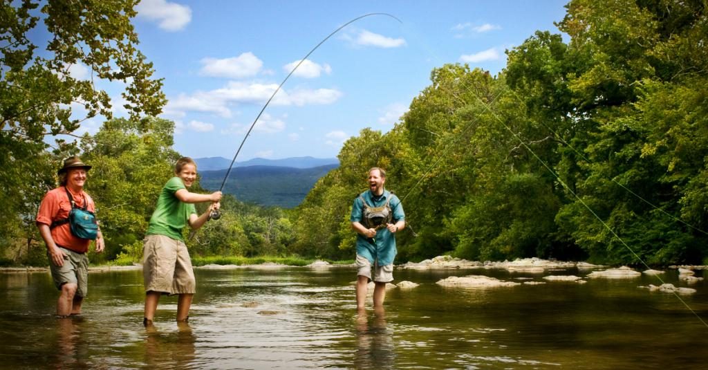 Männer, die Fische fangen