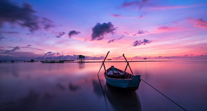 träumen, ein Boot auf dem Wasser zu fahren