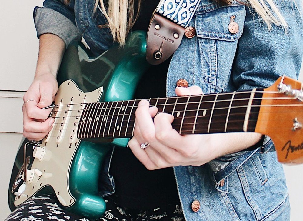 Traum von einem Gitarre spielenden Mädchen