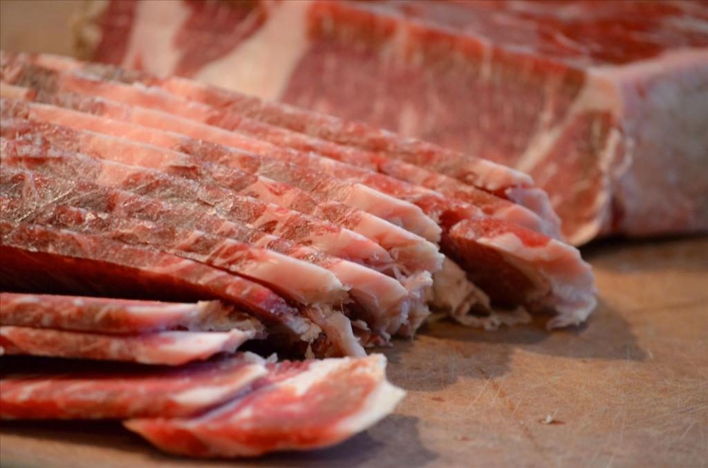 Dünn geschnittenes Fleisch