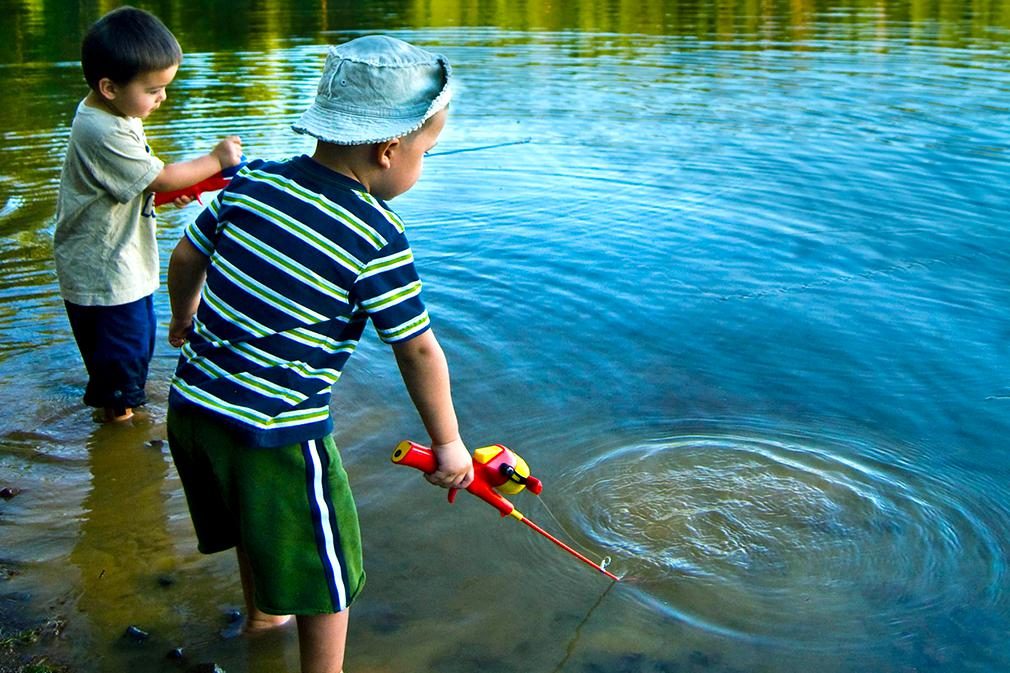 Kinder fangen einen Hecht im See