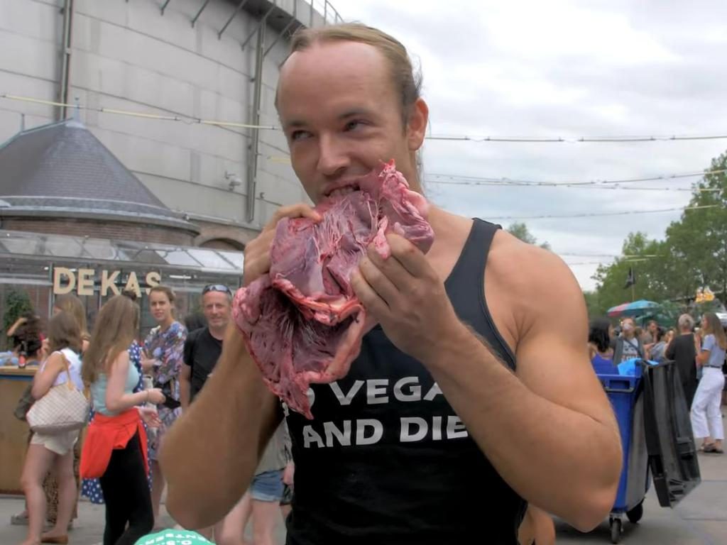 Traum vom Essen von rohem Fleisch